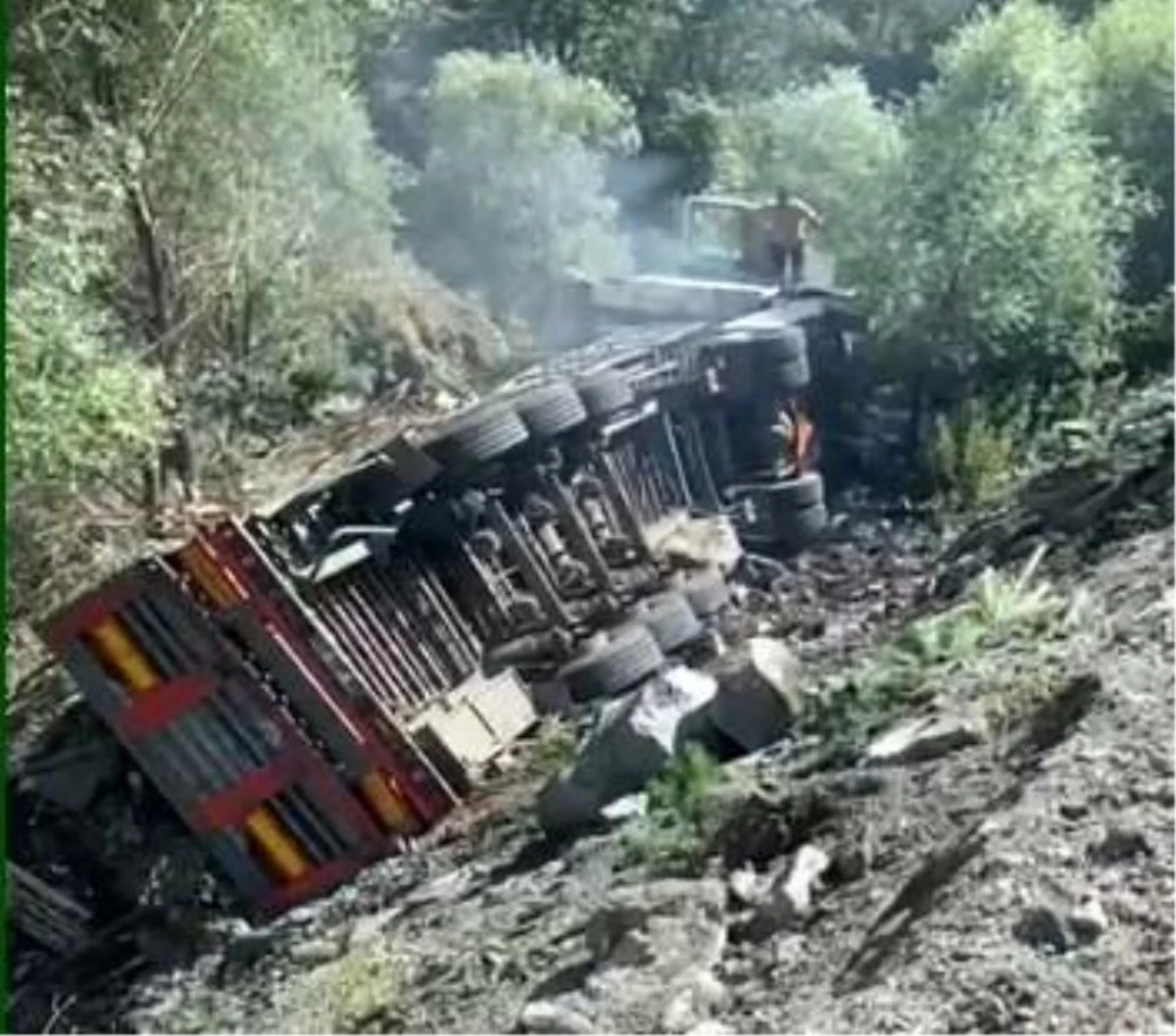 Erzincan-Sivas kara yolunda şarampole uçan tır yanmaya başladı, sürücü son anda kurtuldu