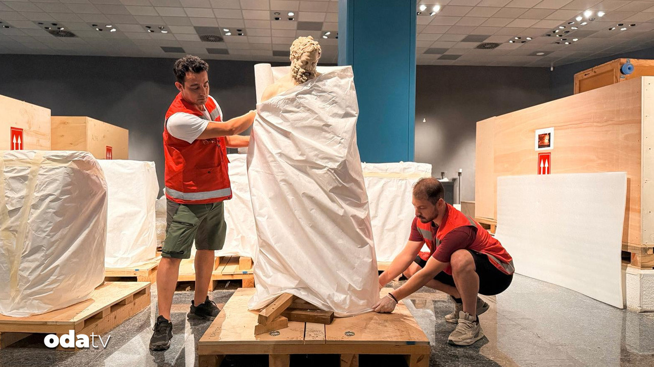 antalya arkeoloji muzesi iki katina cikiyor D5Zy1Pb6