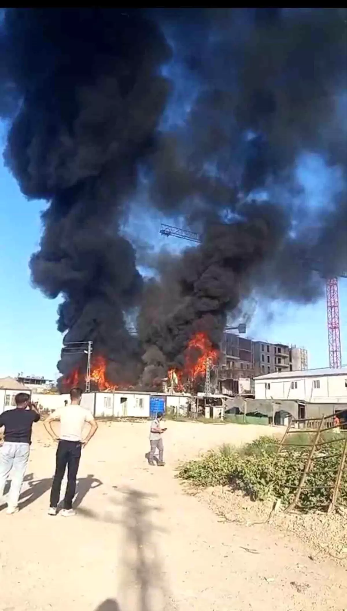 hatayda santiye alanindaki konteyner yangini kontrol altina alindi psPFRMmr