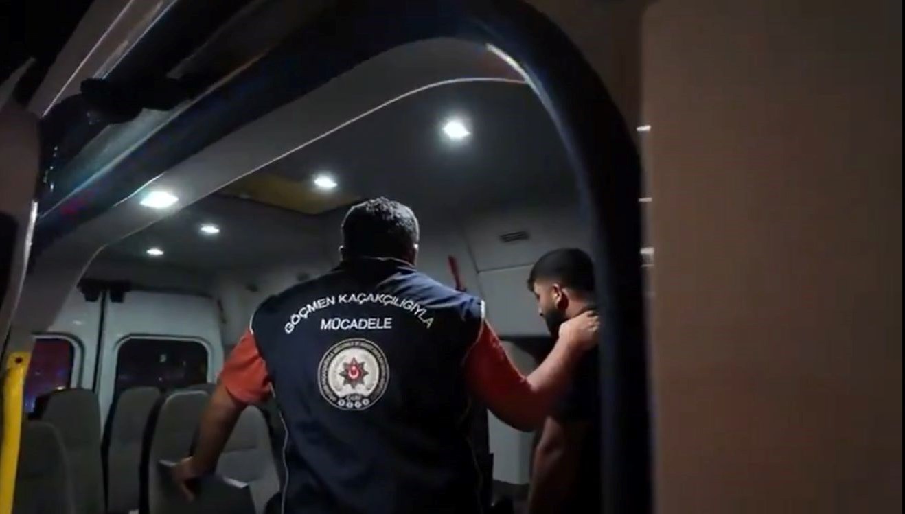 iki sehirde gocmen operasyonu 19 duzensiz gocmen yakalandi U9RY4GPg