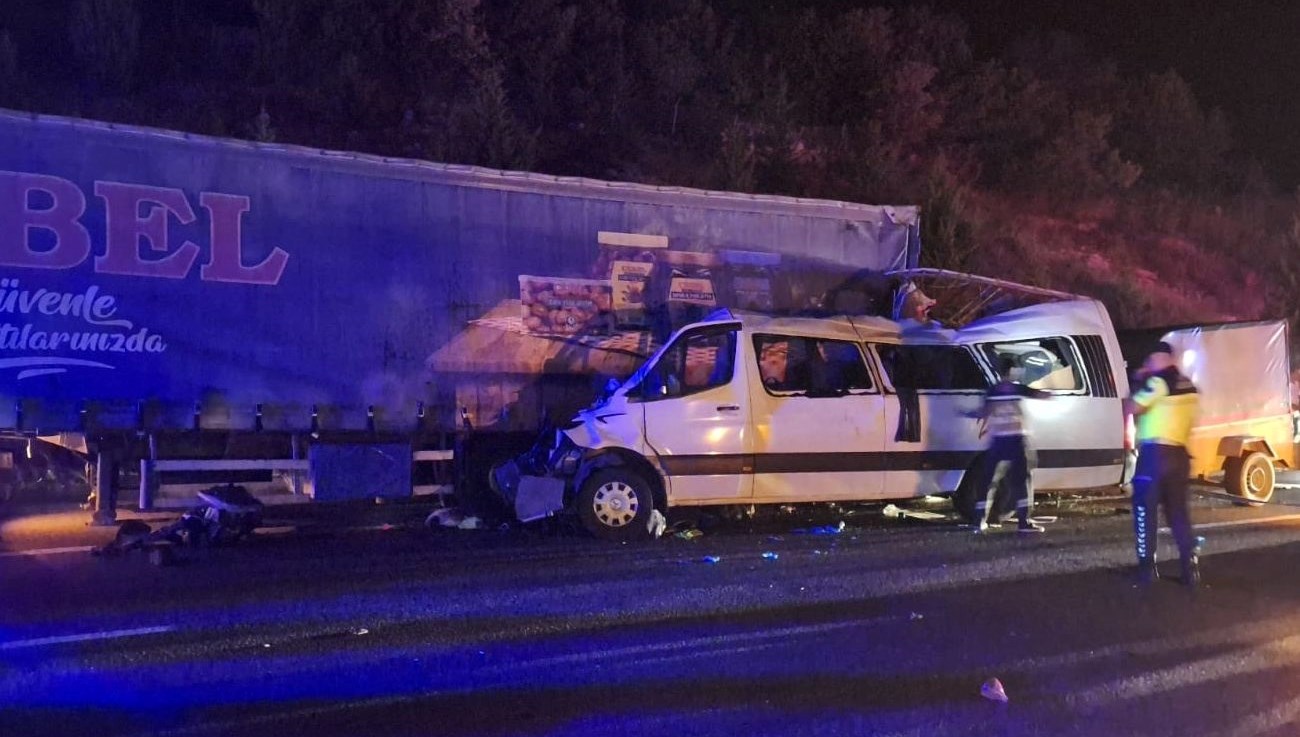 tarim iscilerini tasiyan minibus tira capti 3 kisi oldu 16 kisi yaralandi lDm8p9E9