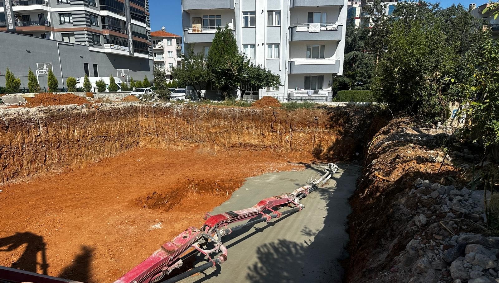 usakta 2 iscinin uzerine beton pompasi dustu AGTrJGJe