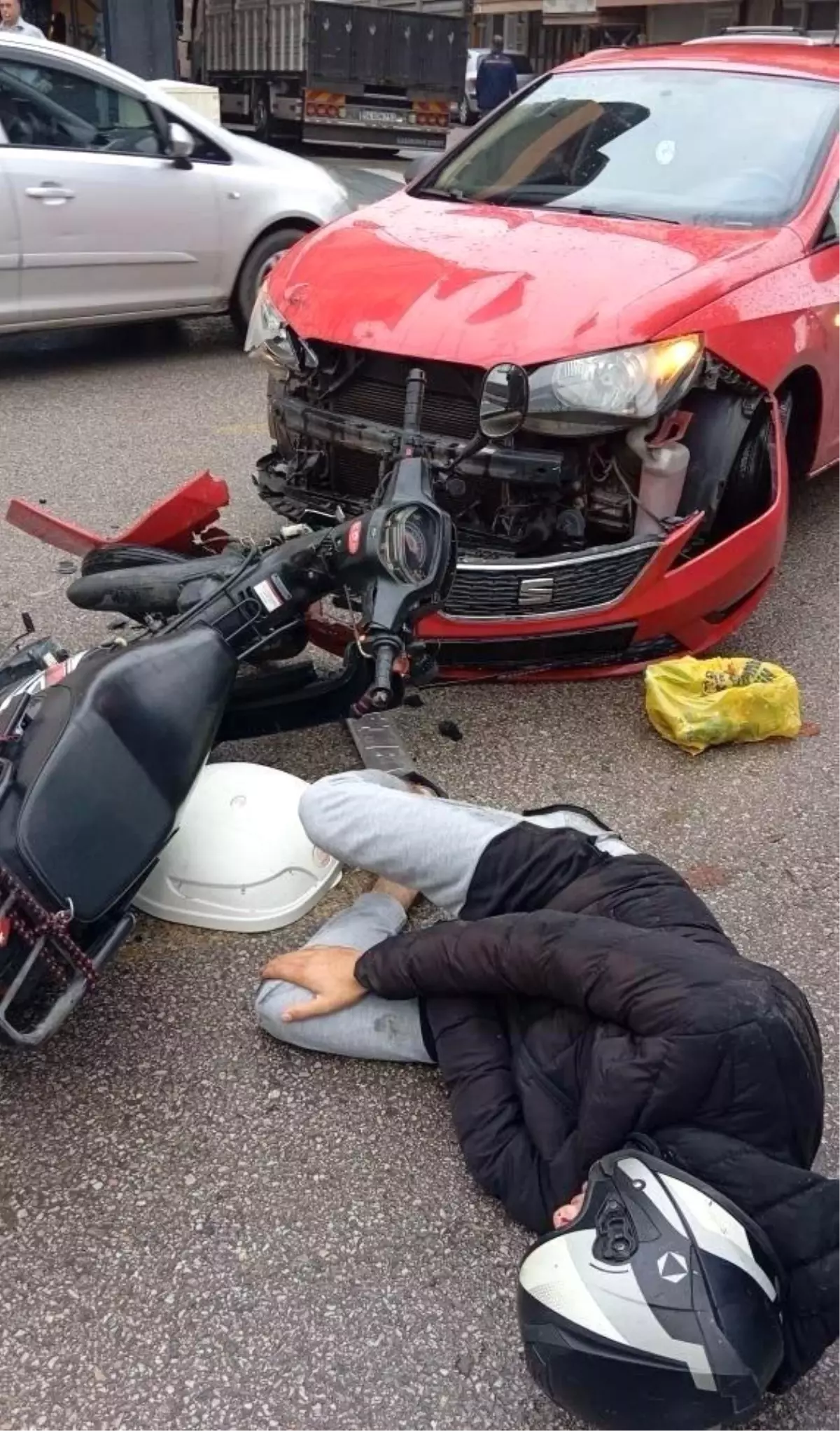 adapazarinda motosiklet ve otomobil kafa kafaya carpisti 1nhevl4Q.jpg