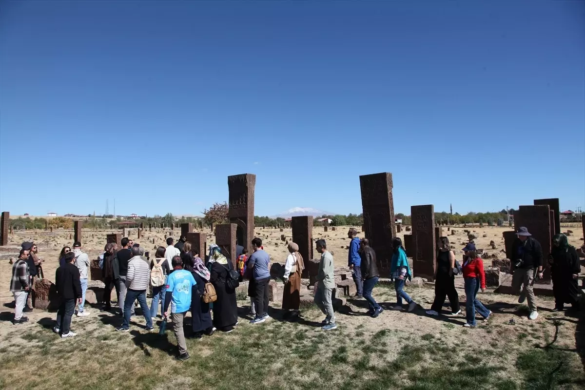 dogaseverler ahlattaki tarihi ve turistik alanlari gezdi DH2VaJsC