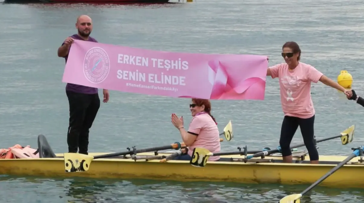 kadikoyde meme kanseri farkindaligi icin kurek etkinligi duzenlendi WgAfzuhr.jpg