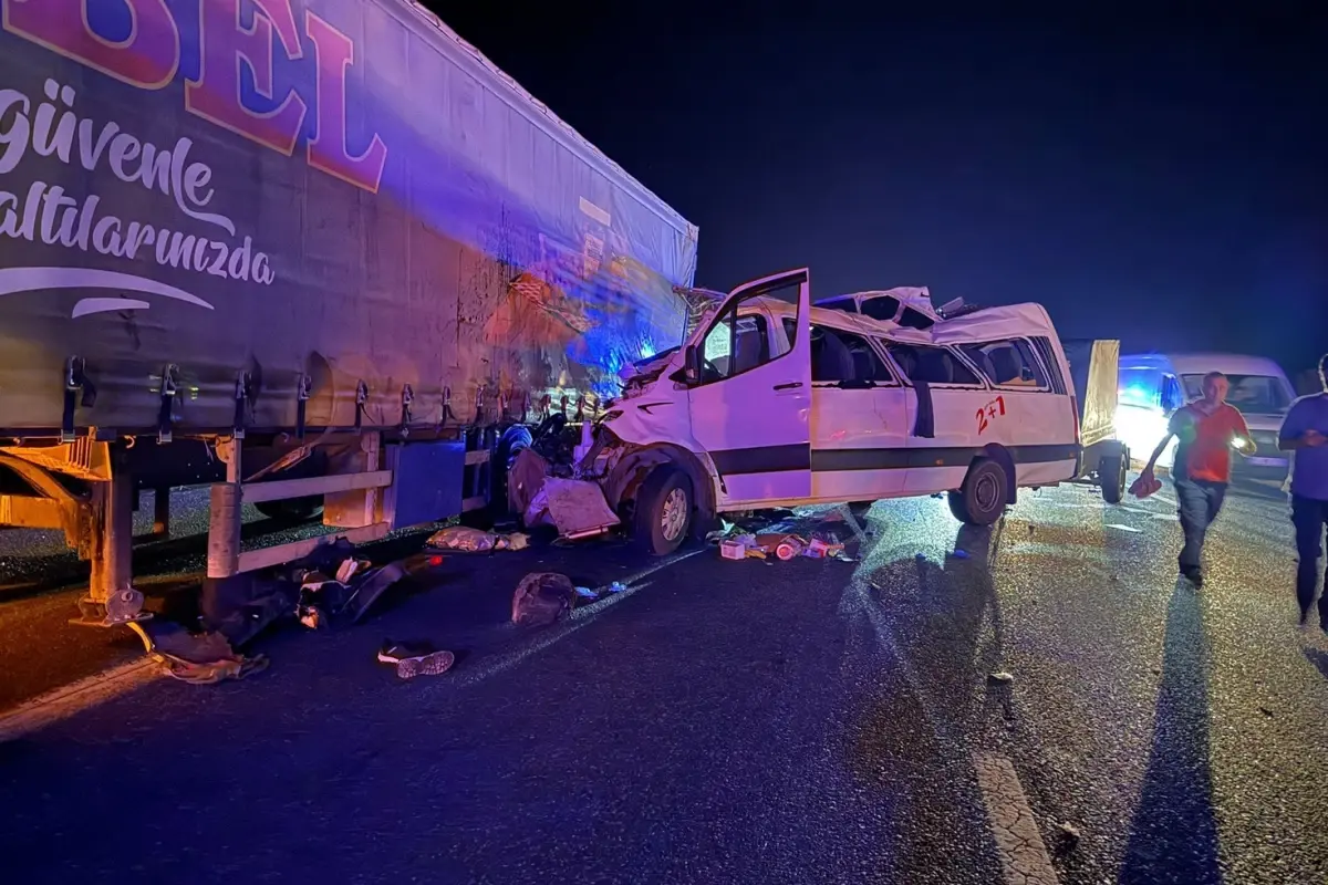 tarsusta tarim iscilerini tasiyan minibus kaza yapti S9HdYgMv