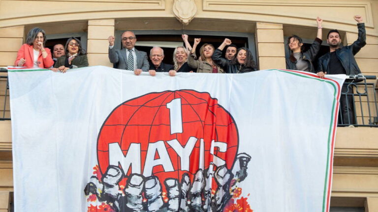 istanbul-barosu-binasina-1-mayis-pankarti-asildi-halkin-ekmegidir-adalet-iG26GqTR