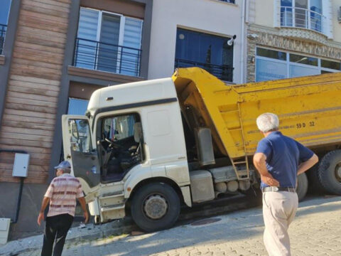 Facianin esiginden donuldu freni bosalan kamyon eve carpti AqPRpKpA