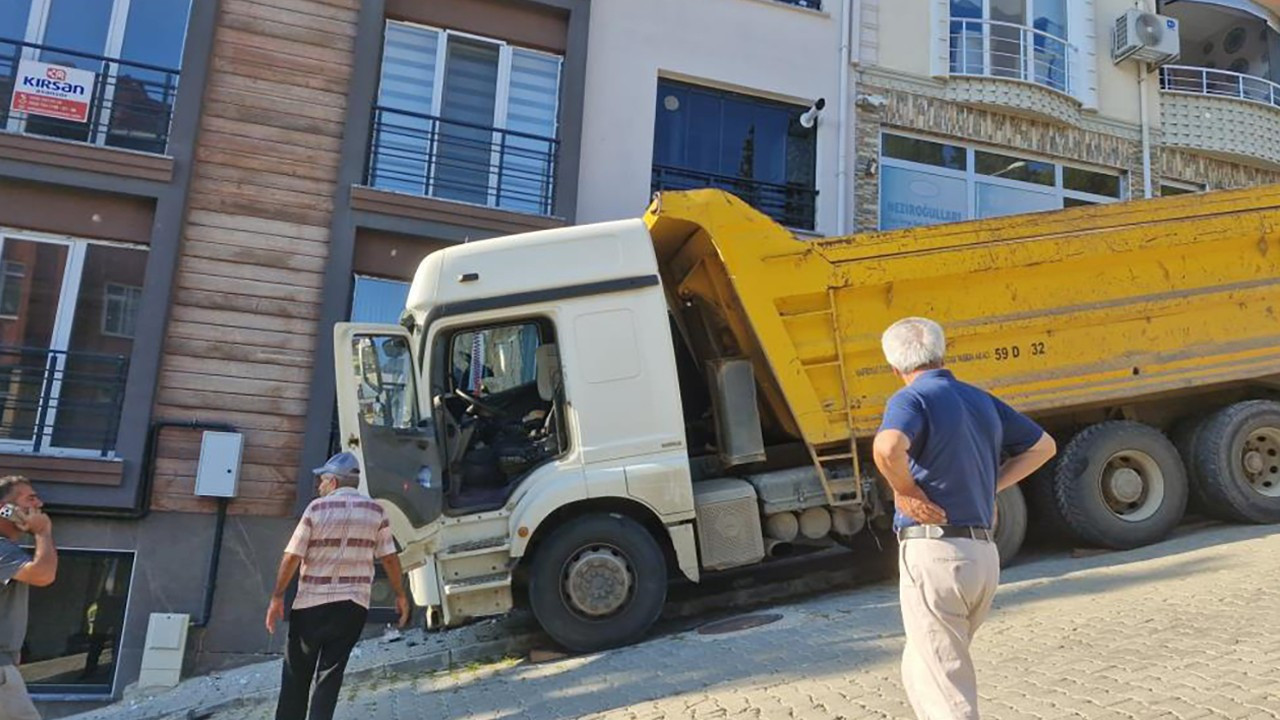 Facianın eşiğinden dönüldü: Freni boşalan kamyon eve çarptı Facianin esiginden donuldu freni bosalan kamyon eve carpti AqPRpKpA