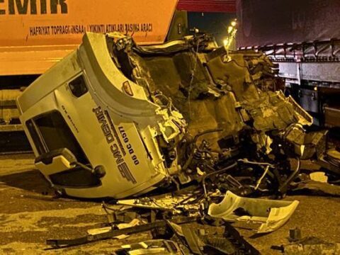 Sincanda feci kaza tira carpan hafriyat kamyonunun kupasi koptu ffZTSqnq